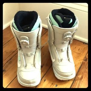 Vans snowboarding boots - like new!